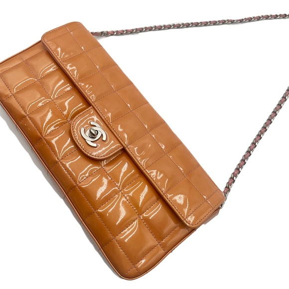 ✨$1,999✨ Chanel Patent Leather Chocolate Bar Bag - Picture 2 of 6